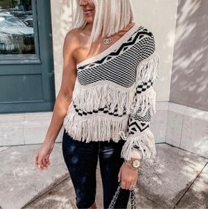 ⭐️ SUPER CUTE BOHO OFF-THE SHOULDER FRINGE SWEATER ⭐️